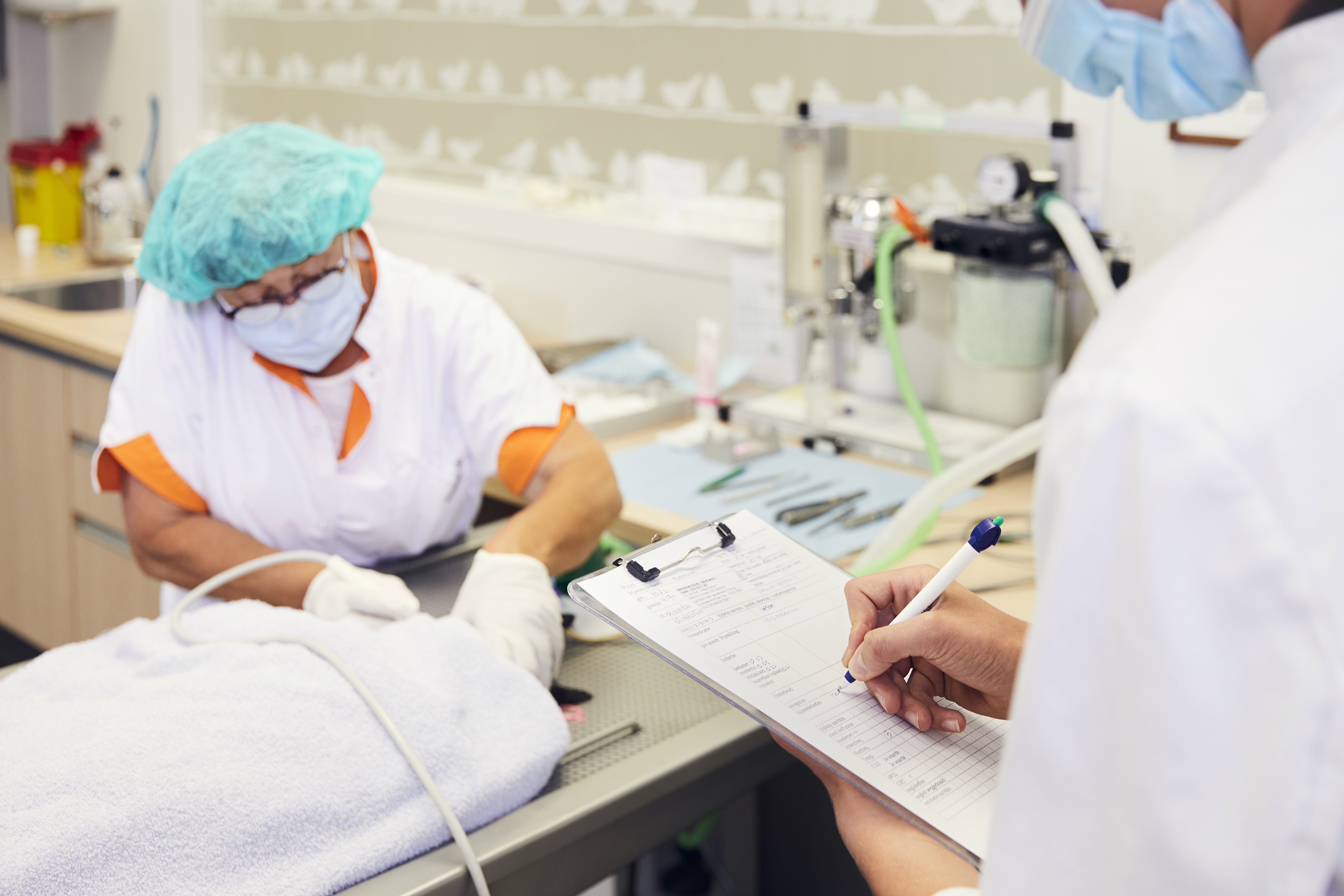 Meisje zittend op een bank voor kluisjes