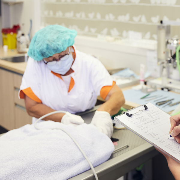 Meisje zittend op een bank voor kluisjes