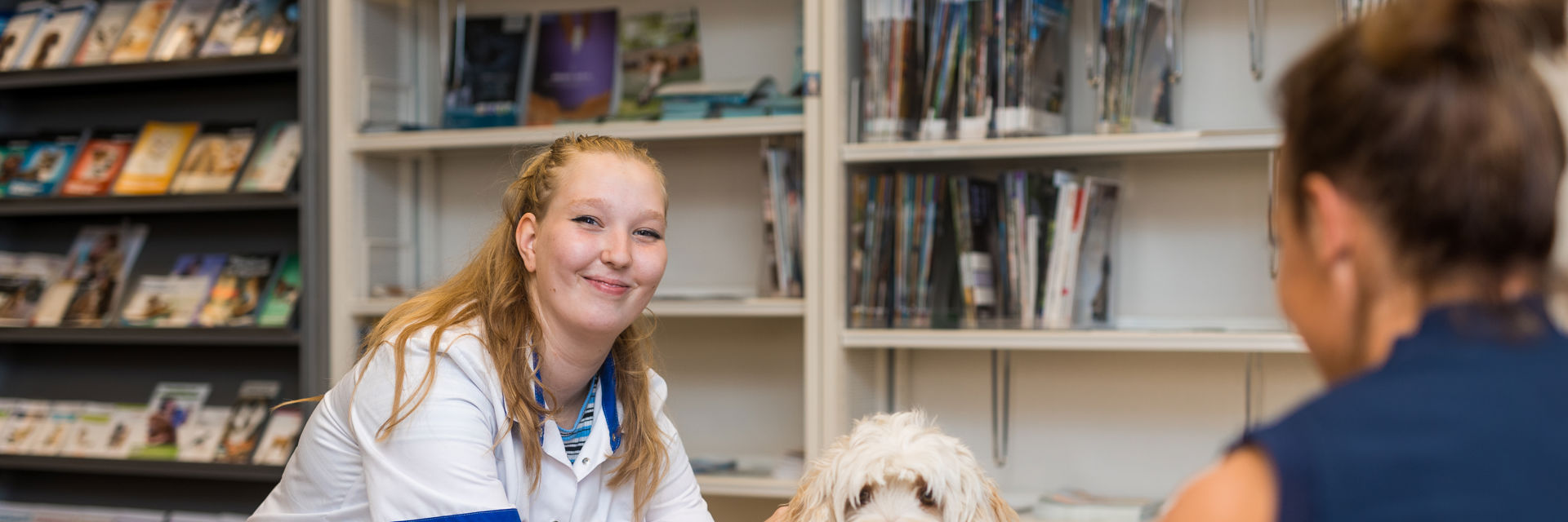 Een student met een hond