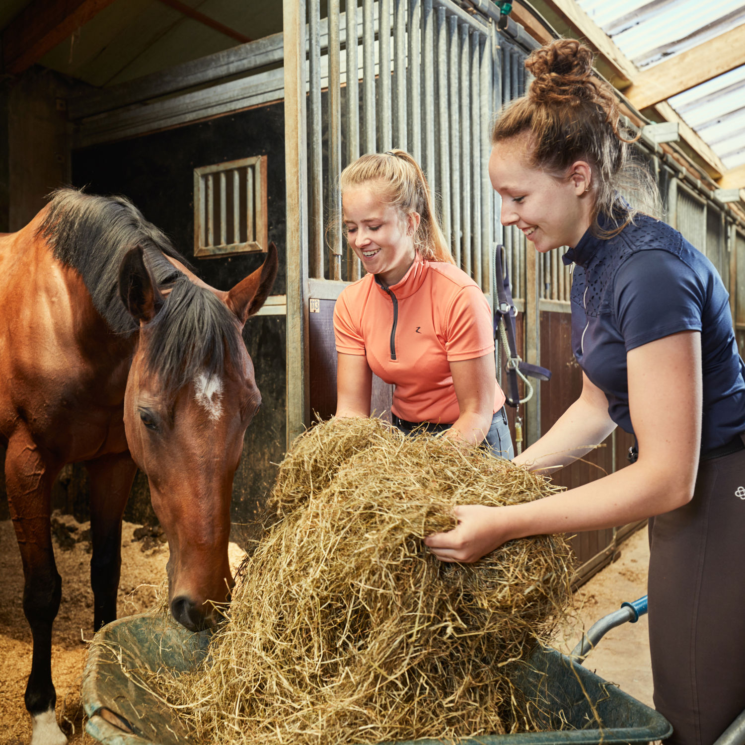 Een student rijdt lachend paard