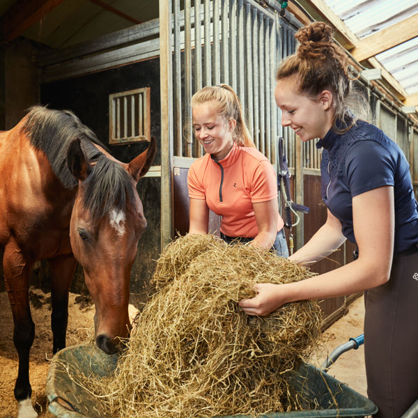 Meisje zittend op een bank voor kluisjes