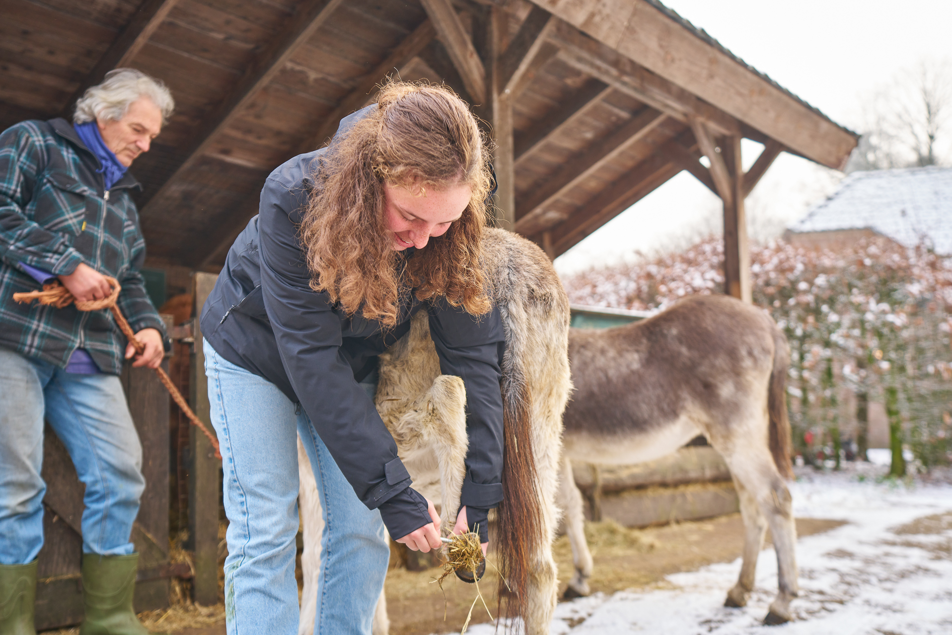 Meisje zittend op een bank voor kluisjes