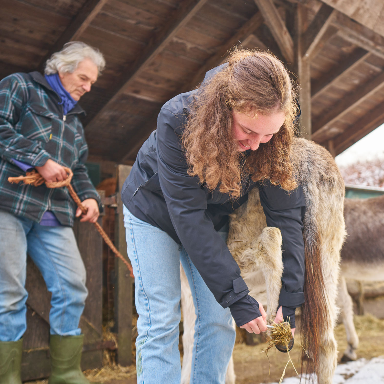 Meisje zittend op een bank voor kluisjes