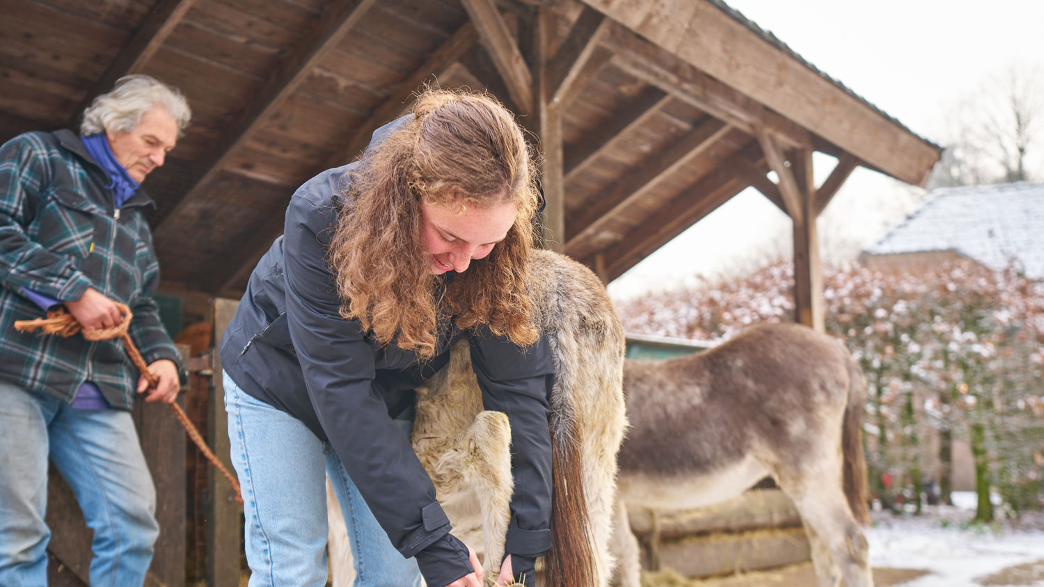 Meisje zittend op een bank voor kluisjes