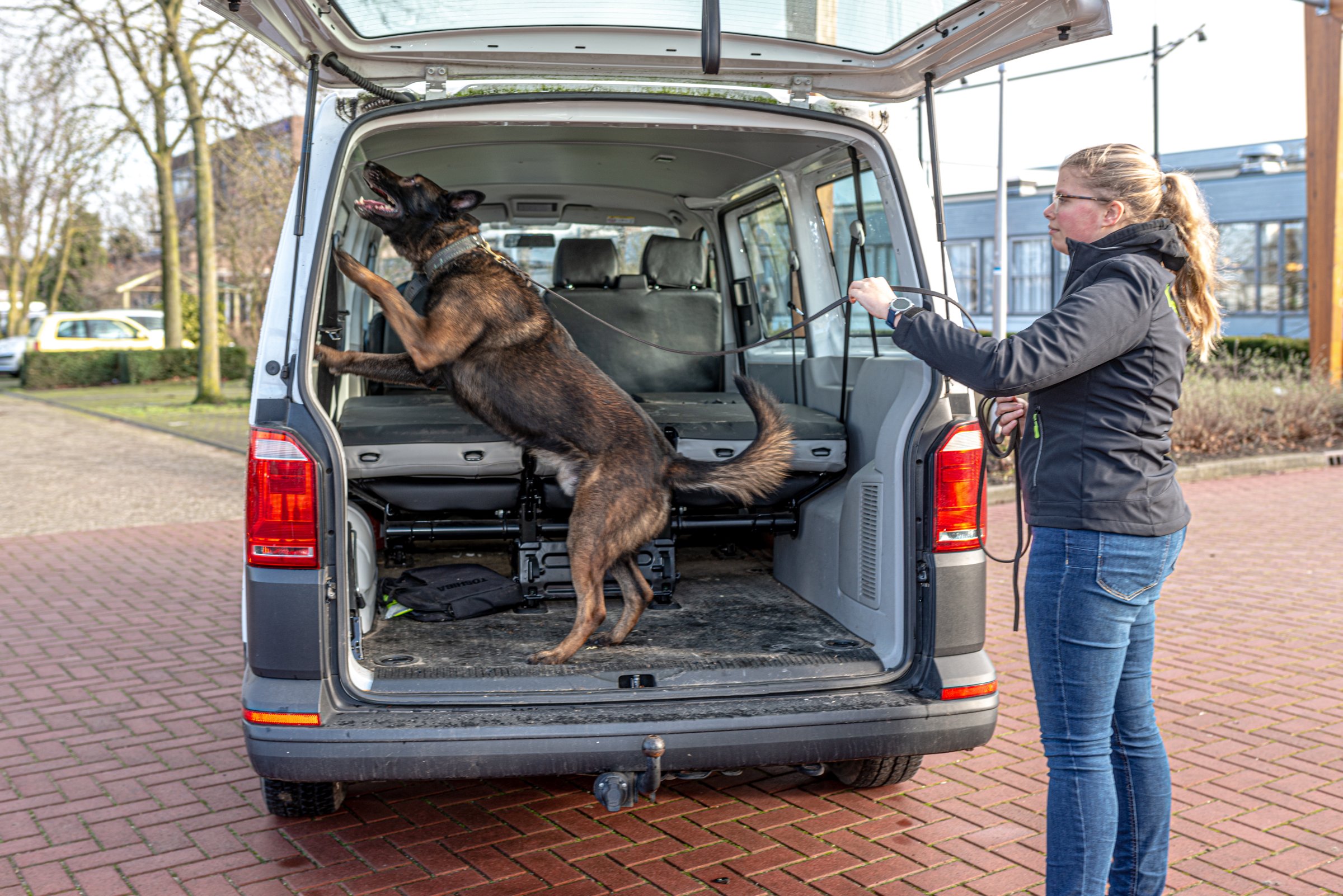 Meisje zittend op een bank voor kluisjes