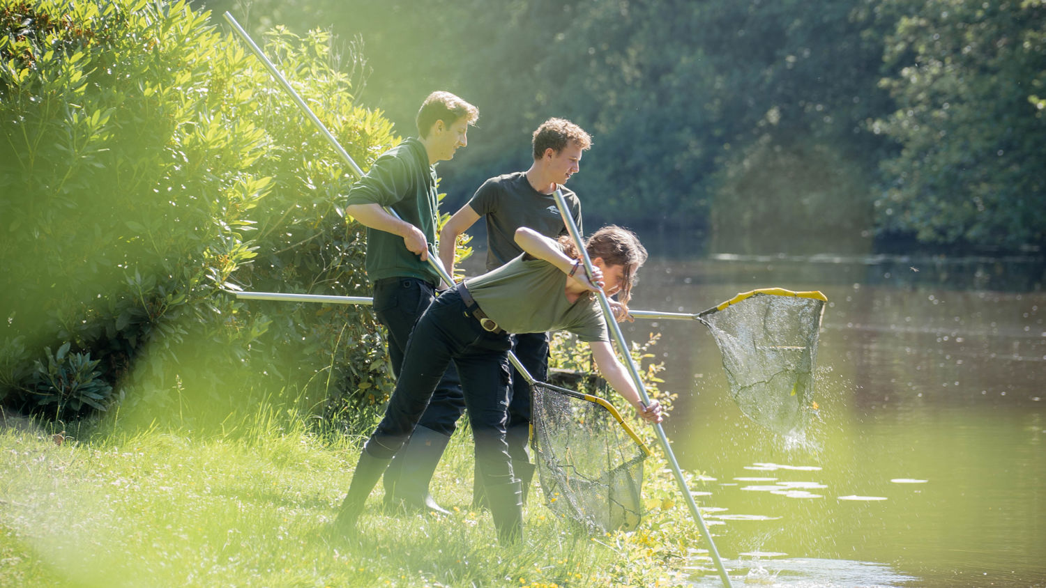 Meisje zittend op een bank voor kluisjes