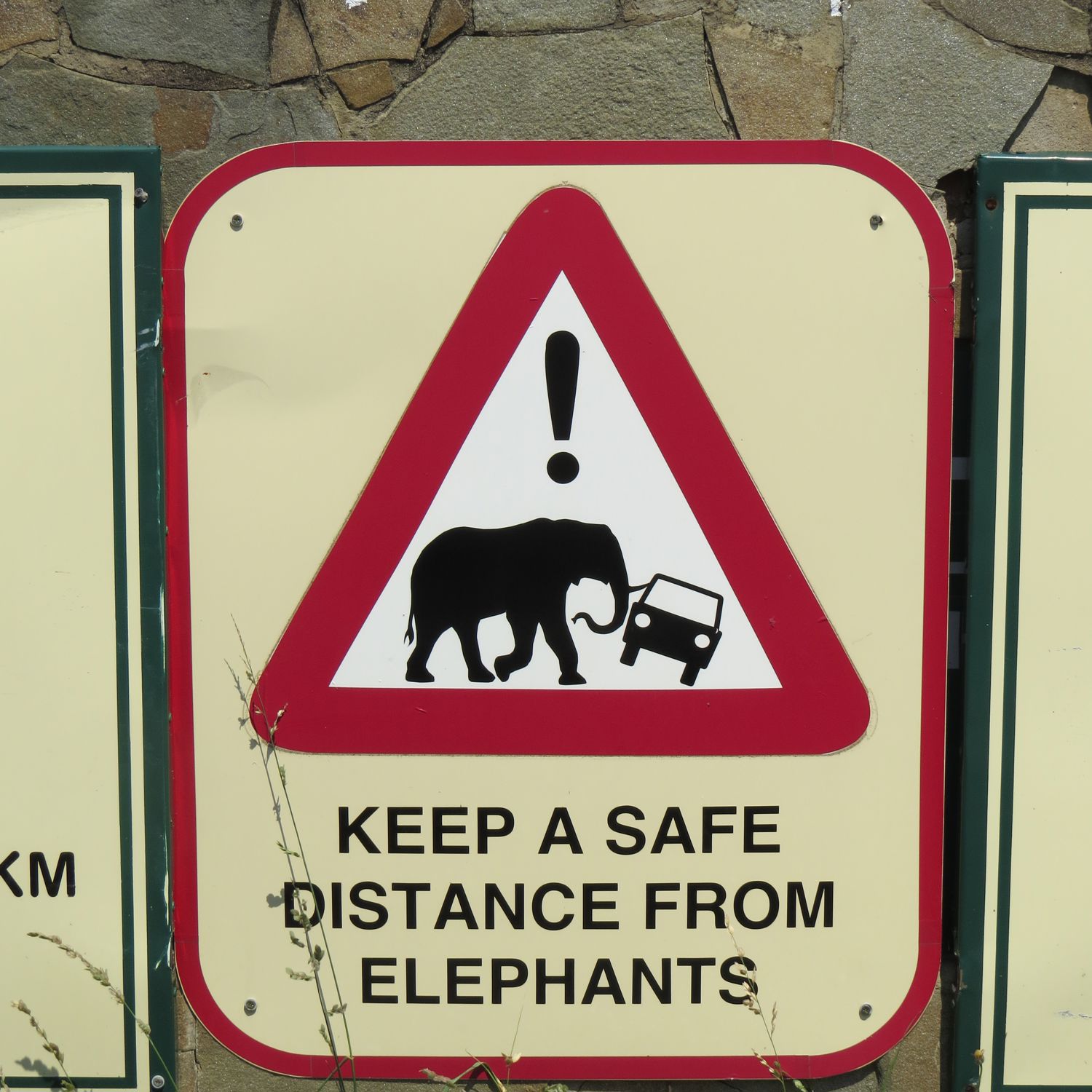 Meisje zittend op een bank voor kluisjes