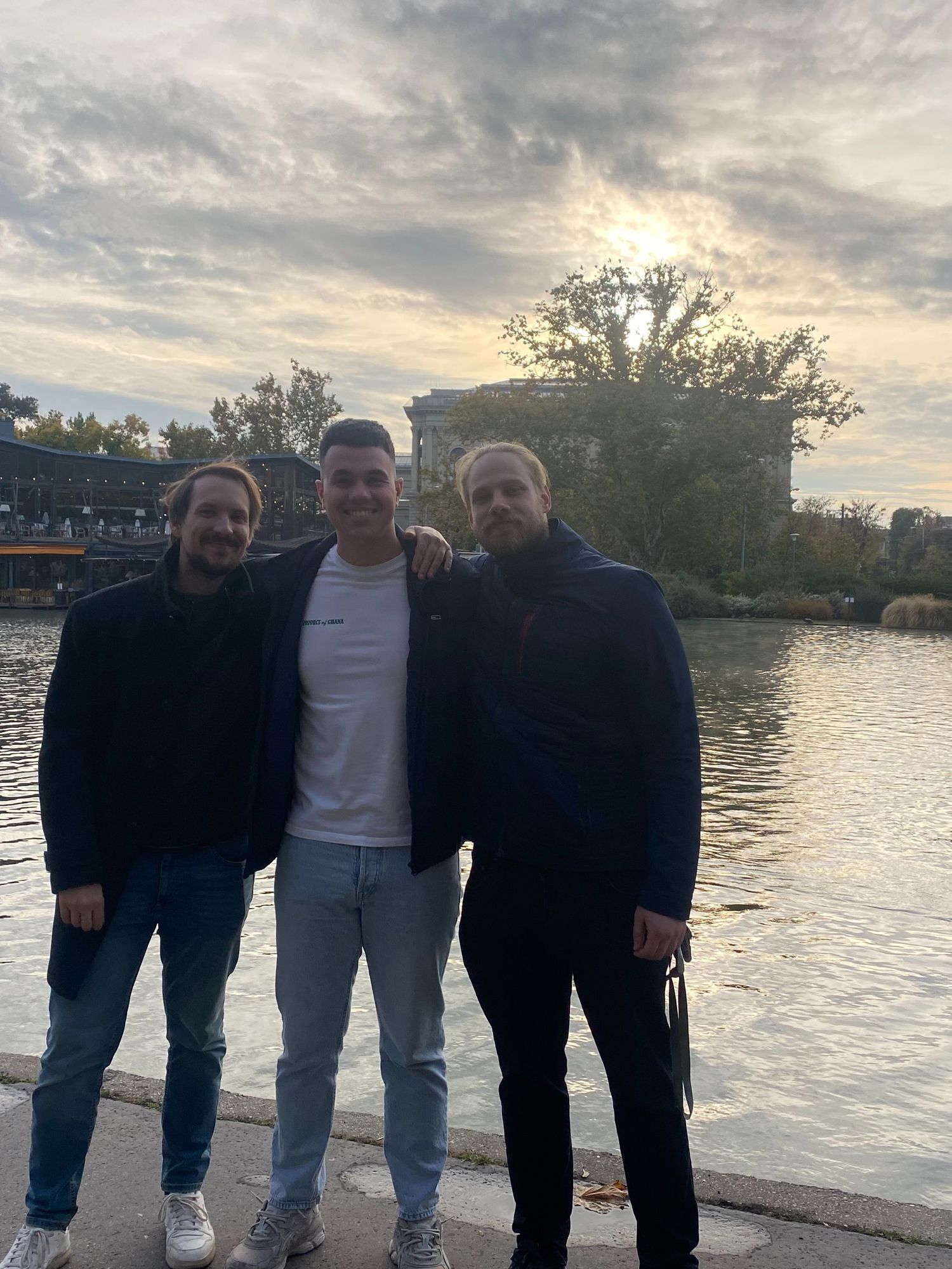 Meisje zittend op een bank voor kluisjes