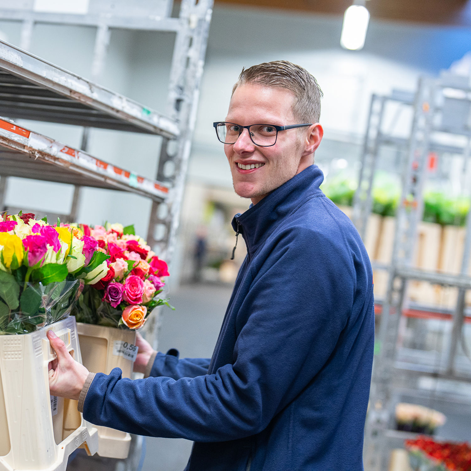 Docent leidt groep lachende studenten in klaslokaal