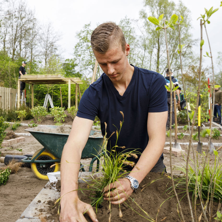 Meisje zittend op een bank voor kluisjes