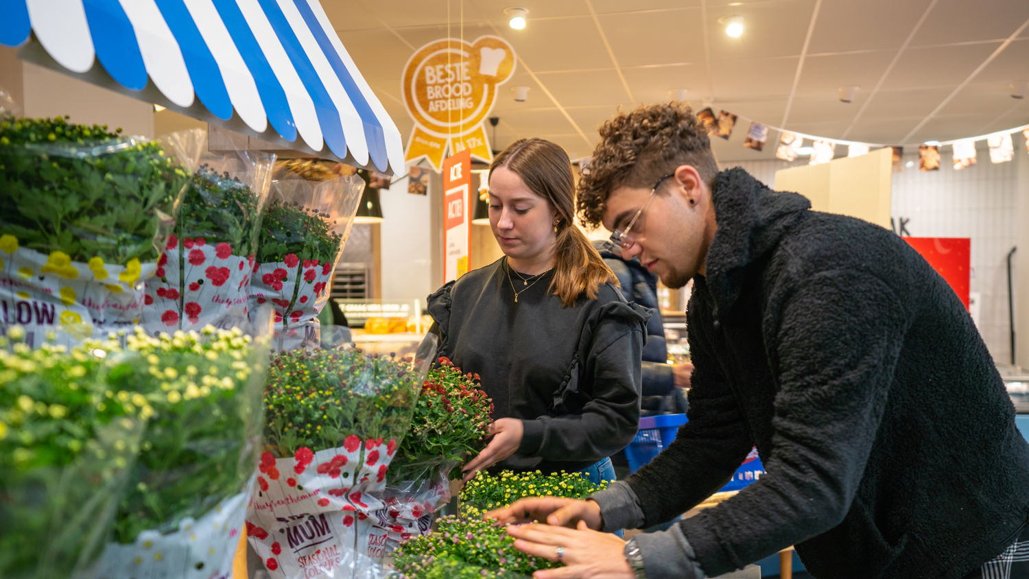 Een student met planten in de hand