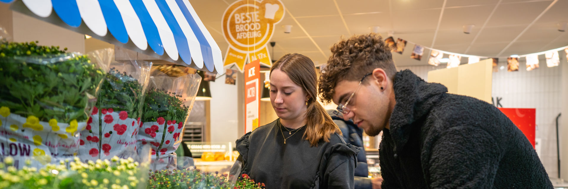 mbo studenten handel aan het werk met bloemen