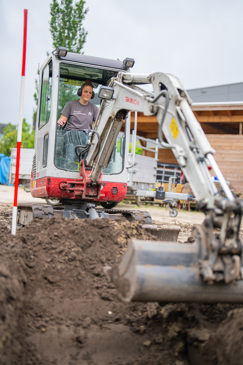Meisje zittend op een bank voor kluisjes