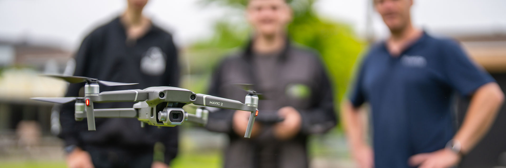 Een drone wordt bestuurd door drie studenten