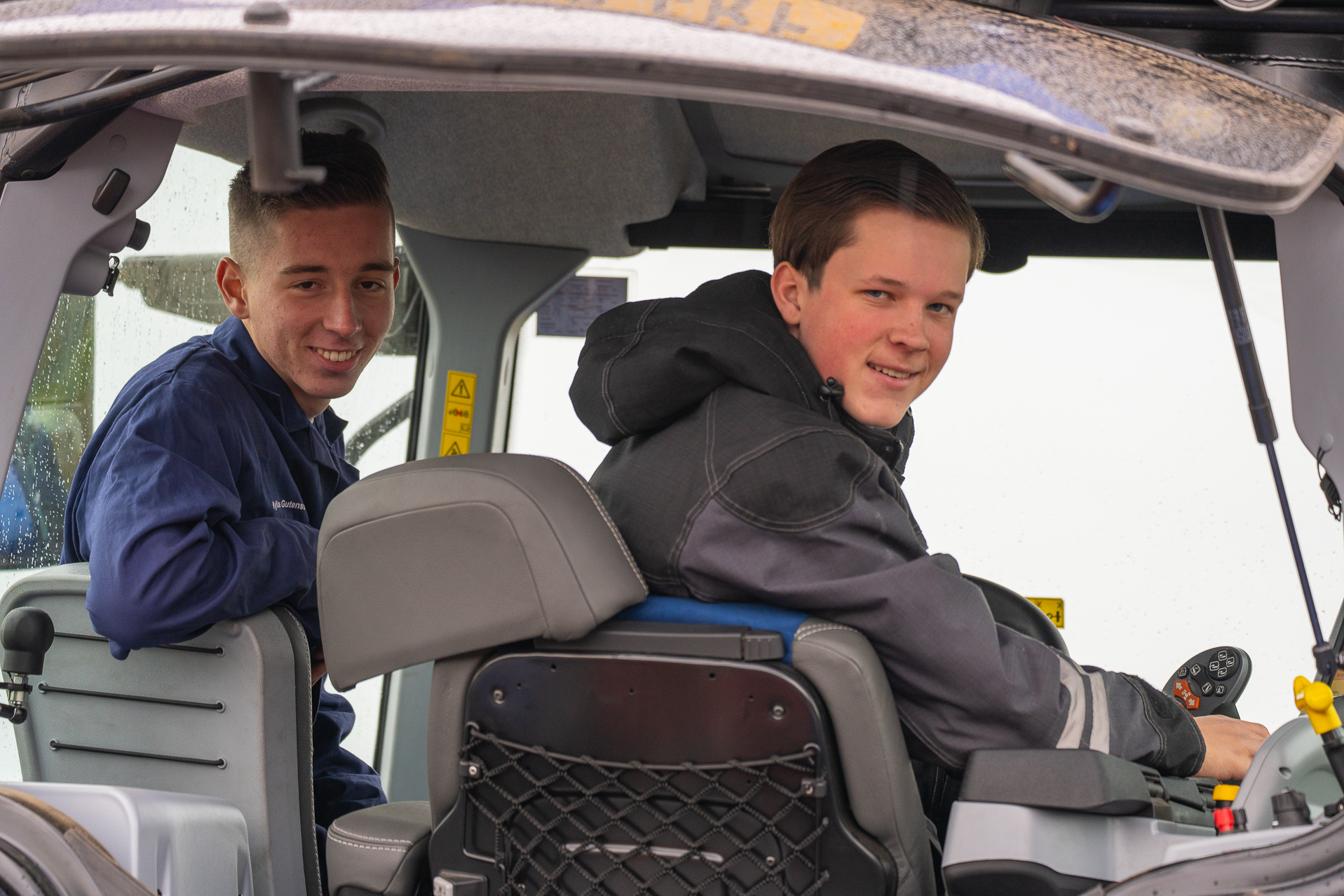 Meisje zittend op een bank voor kluisjes