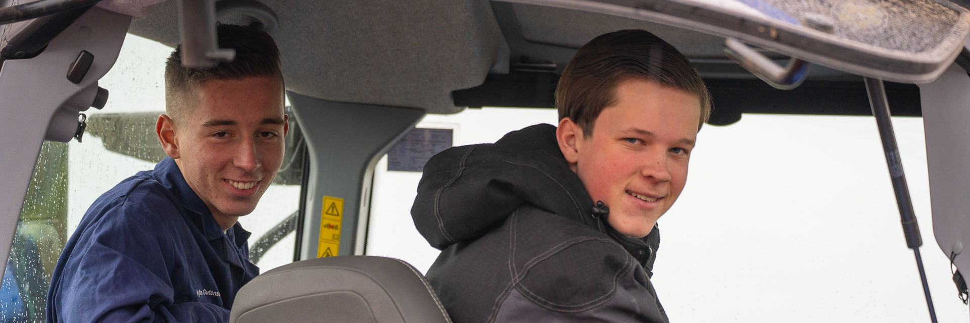 Twee studenten in een cabine van een kraan
