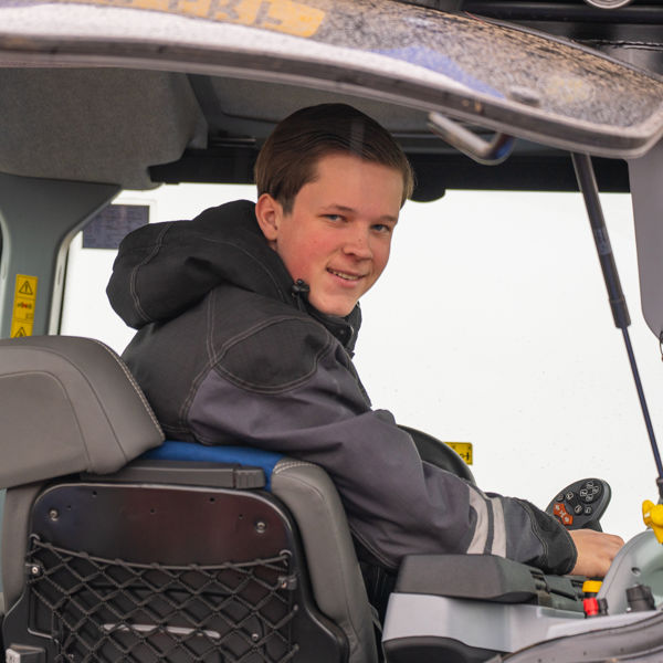 Docent leidt groep lachende studenten in klaslokaal