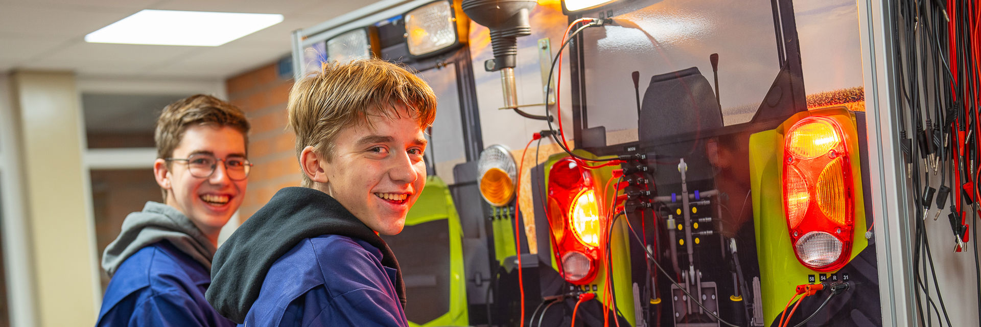 Twee studenten werken aan techniek
