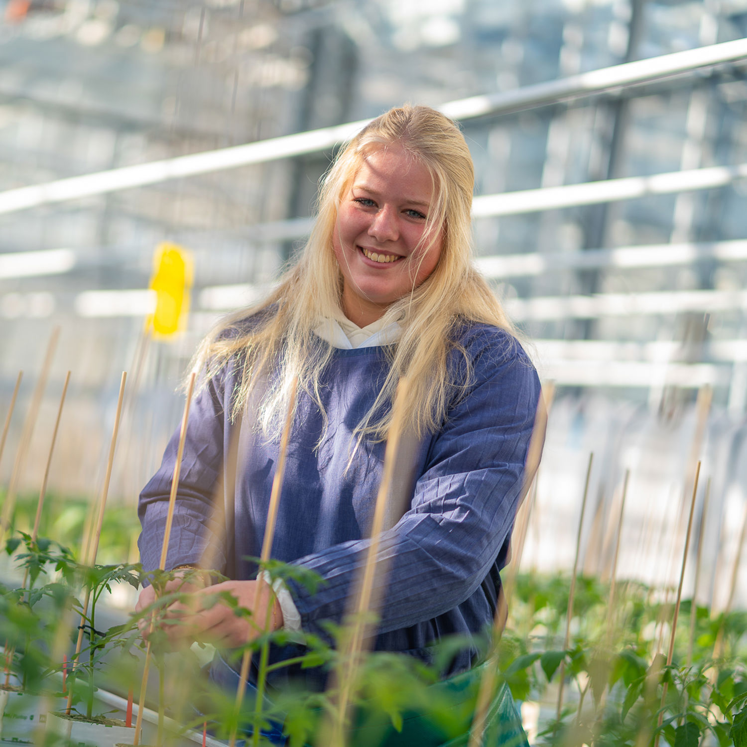 Meisje zittend op een bank voor kluisjes