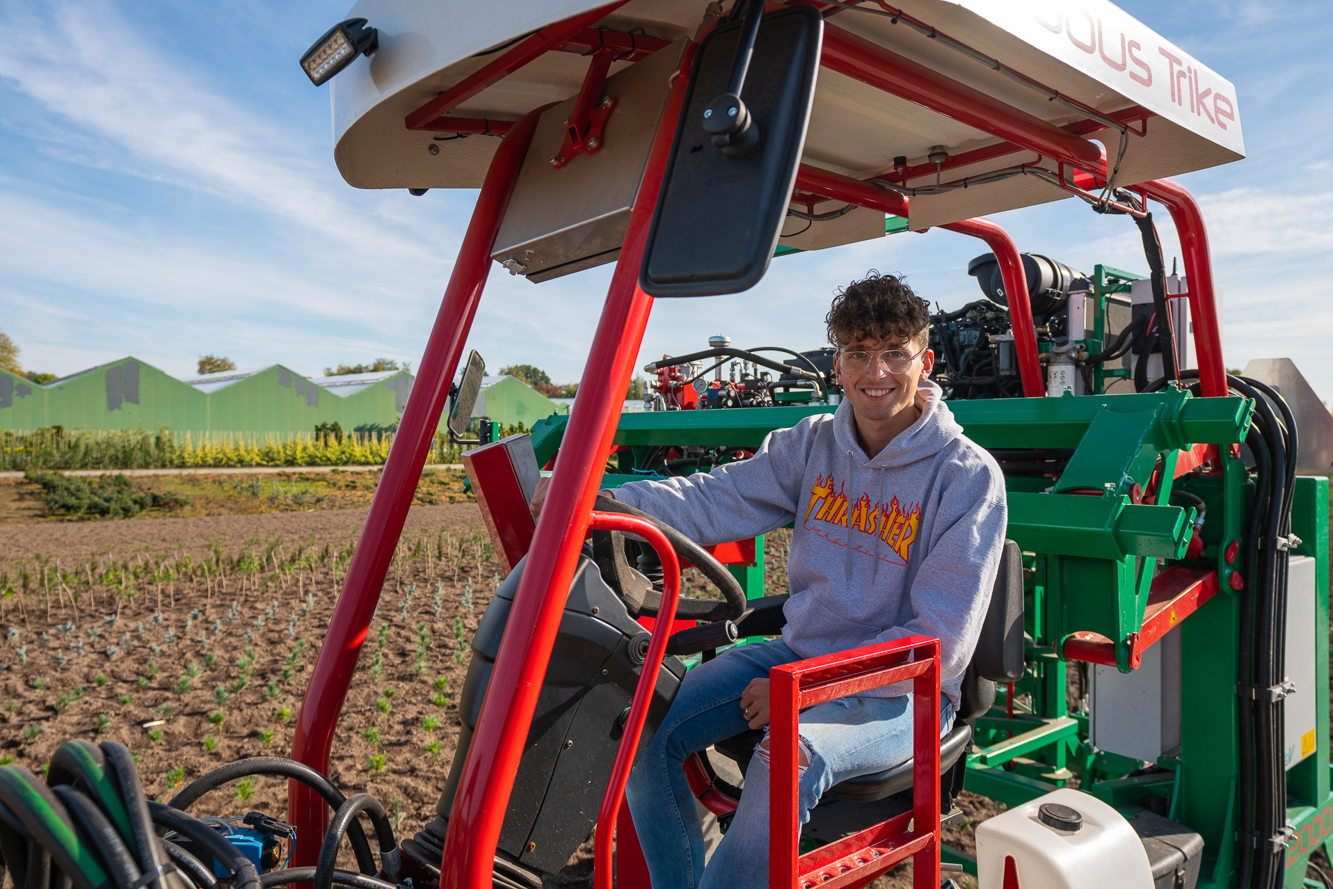 Docent leidt groep lachende studenten in klaslokaal