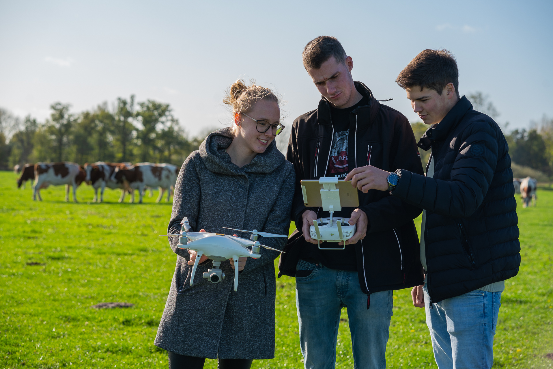 Drie studenten met een drone 