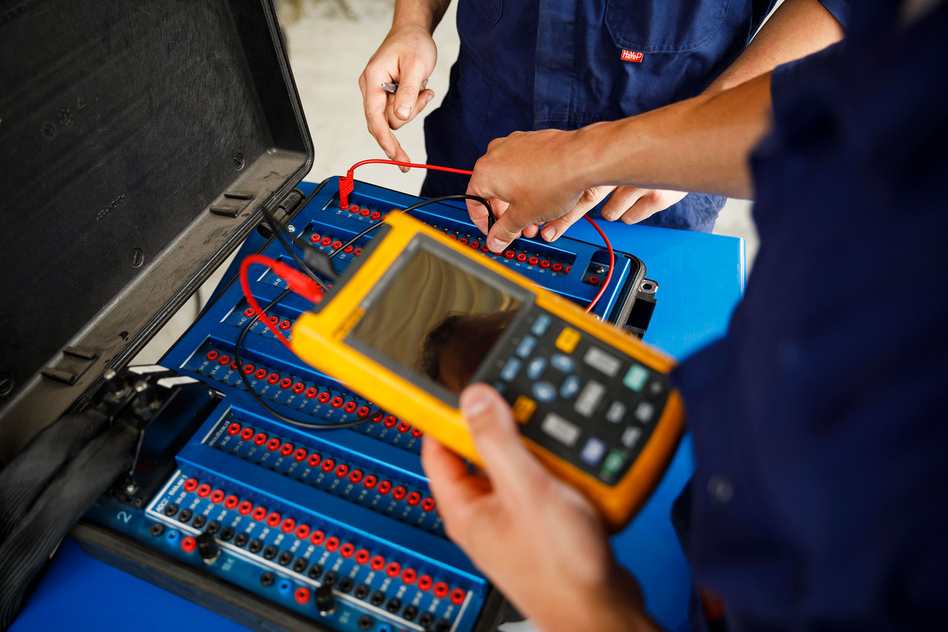 Meisje zittend op een bank voor kluisjes