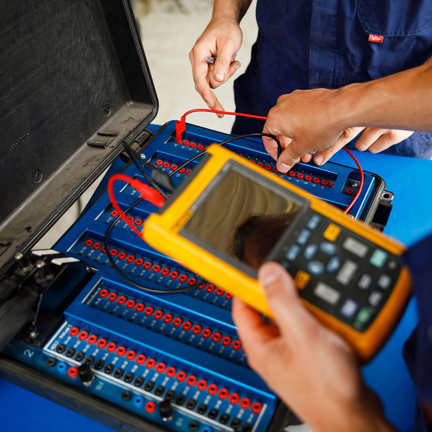 Meisje zittend op een bank voor kluisjes