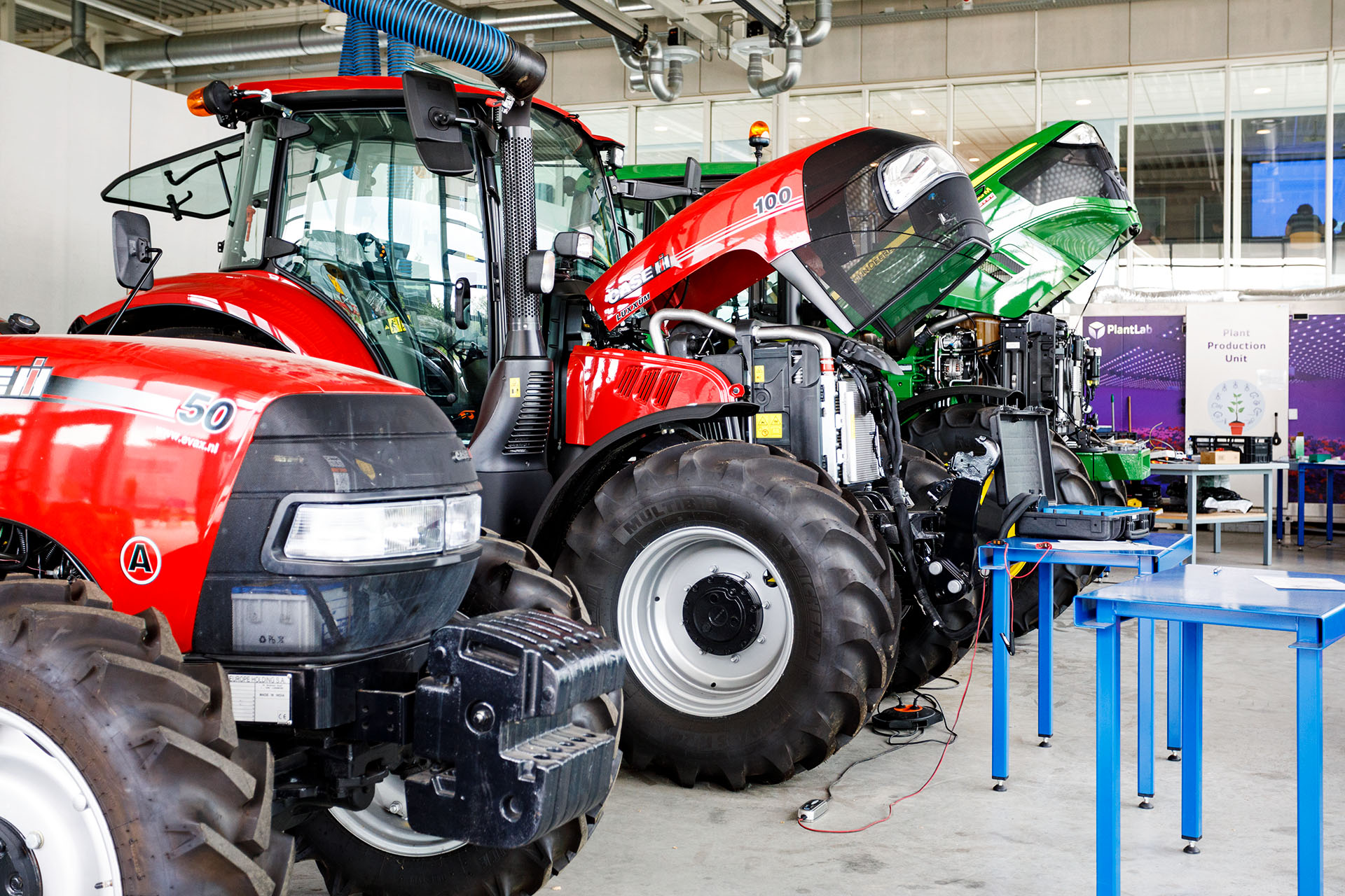 Meisje zittend op een bank voor kluisjes