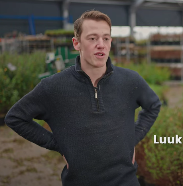 Docent van Yuverta vmbo Eindhoven neemt een vlog op met zijn eigen telefoon