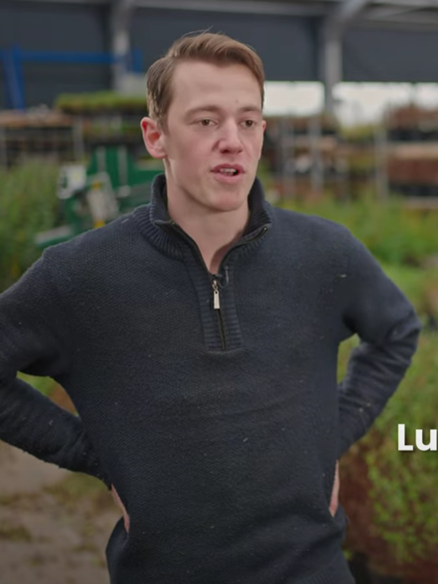 Bloemstudent in aanloop naar WorldSkills Lyon met de vlag van Yuverta