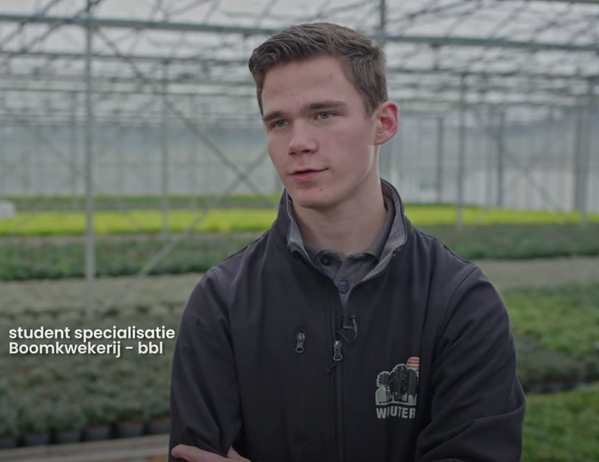 Docent van Yuverta vmbo Eindhoven neemt een vlog op met zijn eigen telefoon