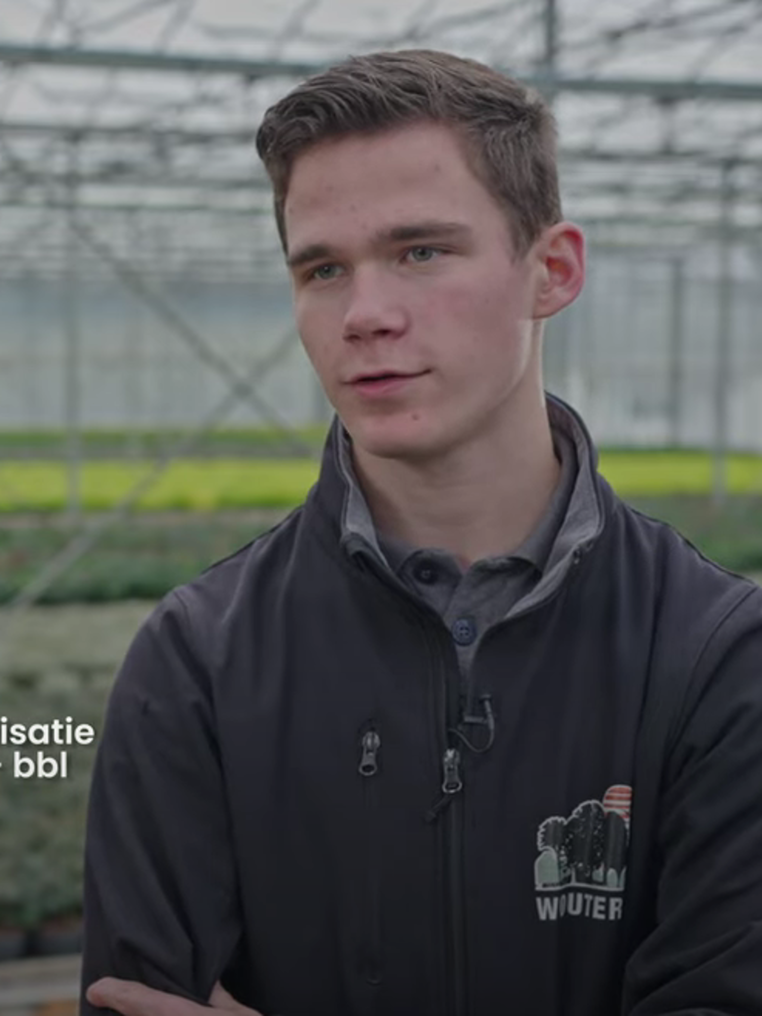 Bloemstudent in aanloop naar WorldSkills Lyon met de vlag van Yuverta