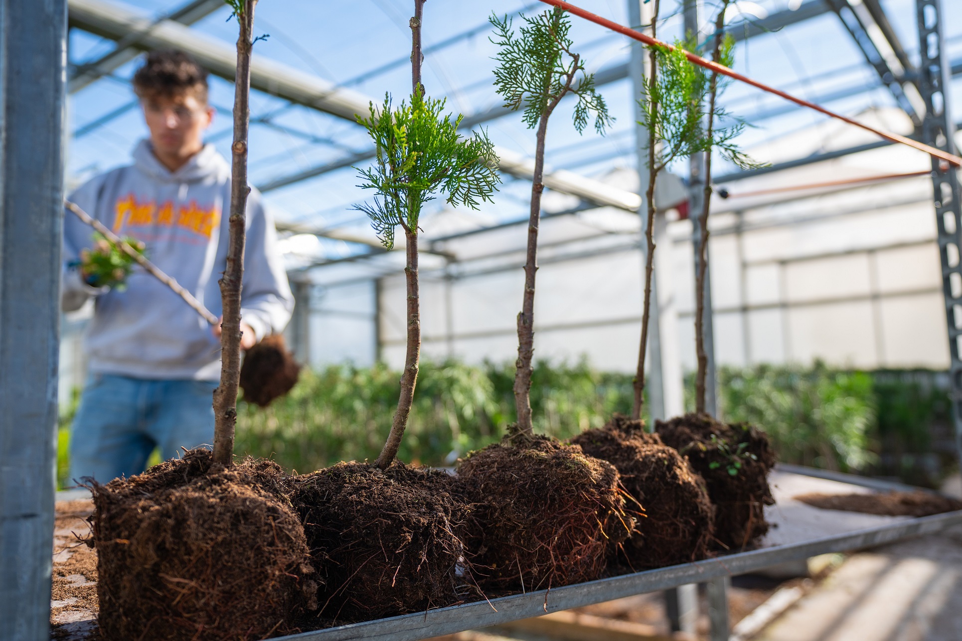 Meisje zittend op een bank voor kluisjes