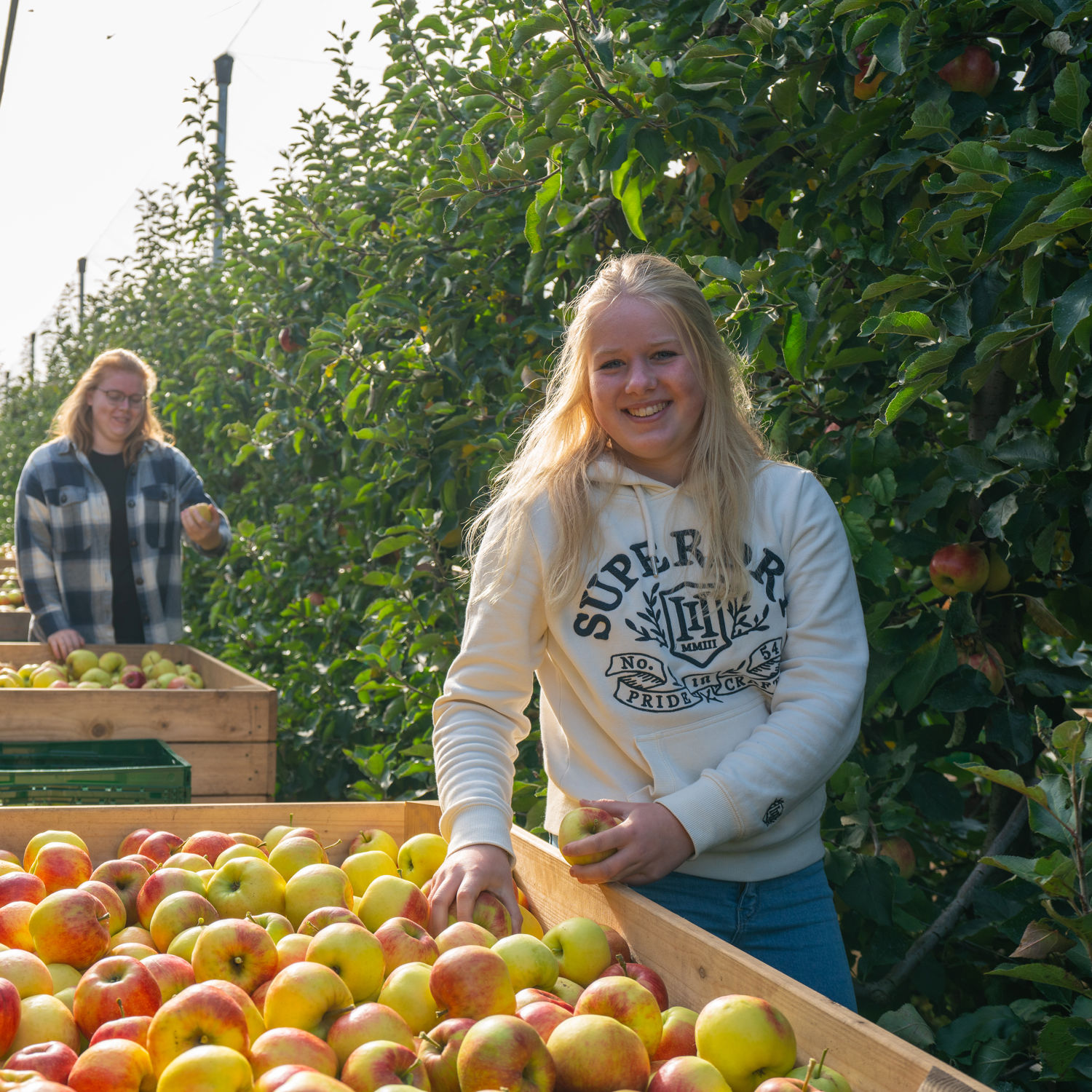 Twee studenten in een groene omgeving