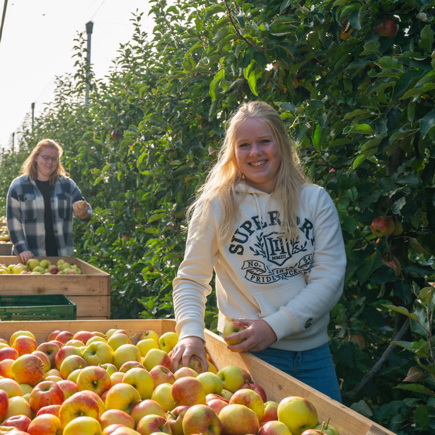 Meisje zittend op een bank voor kluisjes