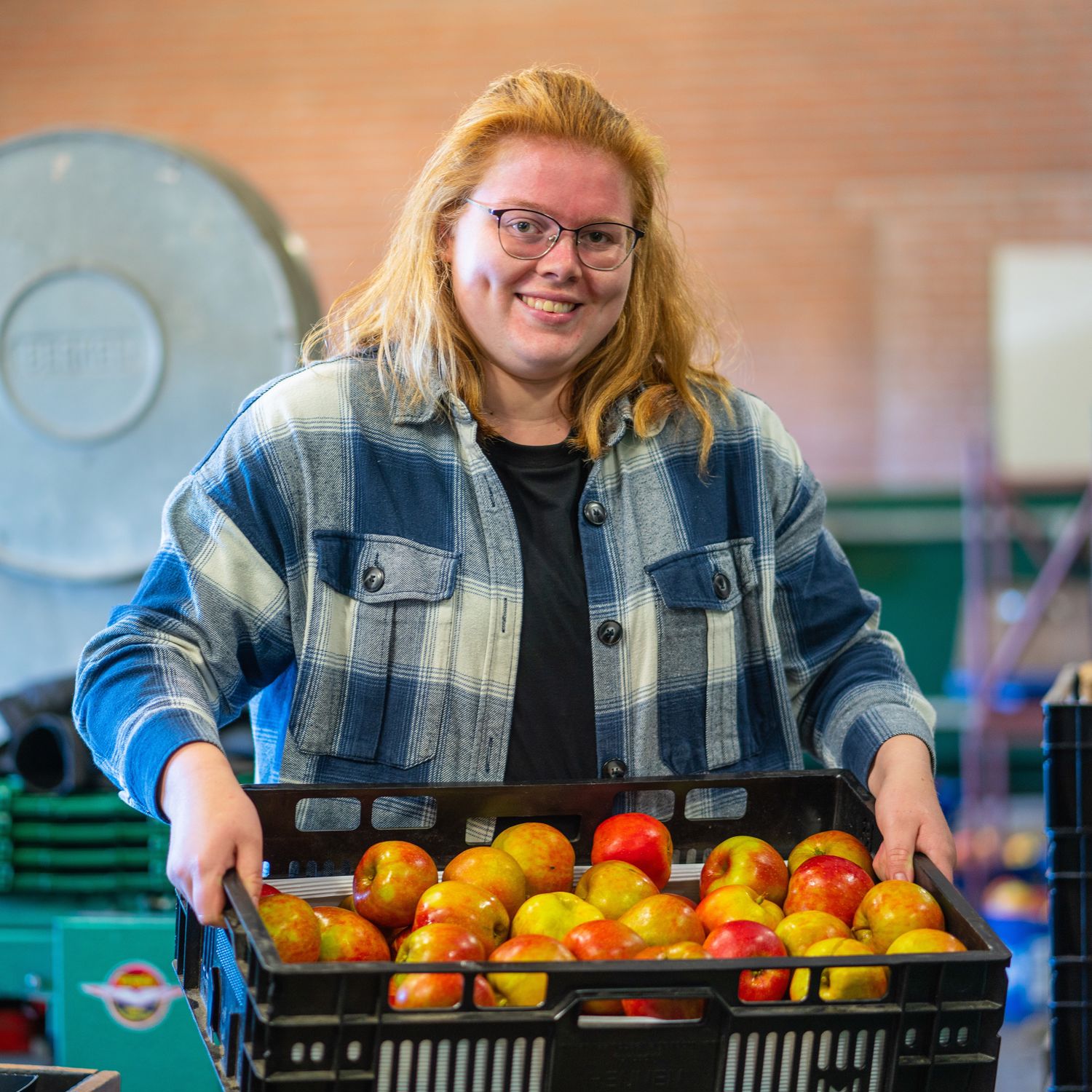 Meisje zittend op een bank voor kluisjes