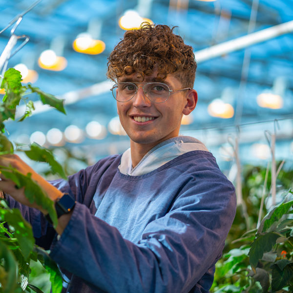Meisje zittend op een bank voor kluisjes
