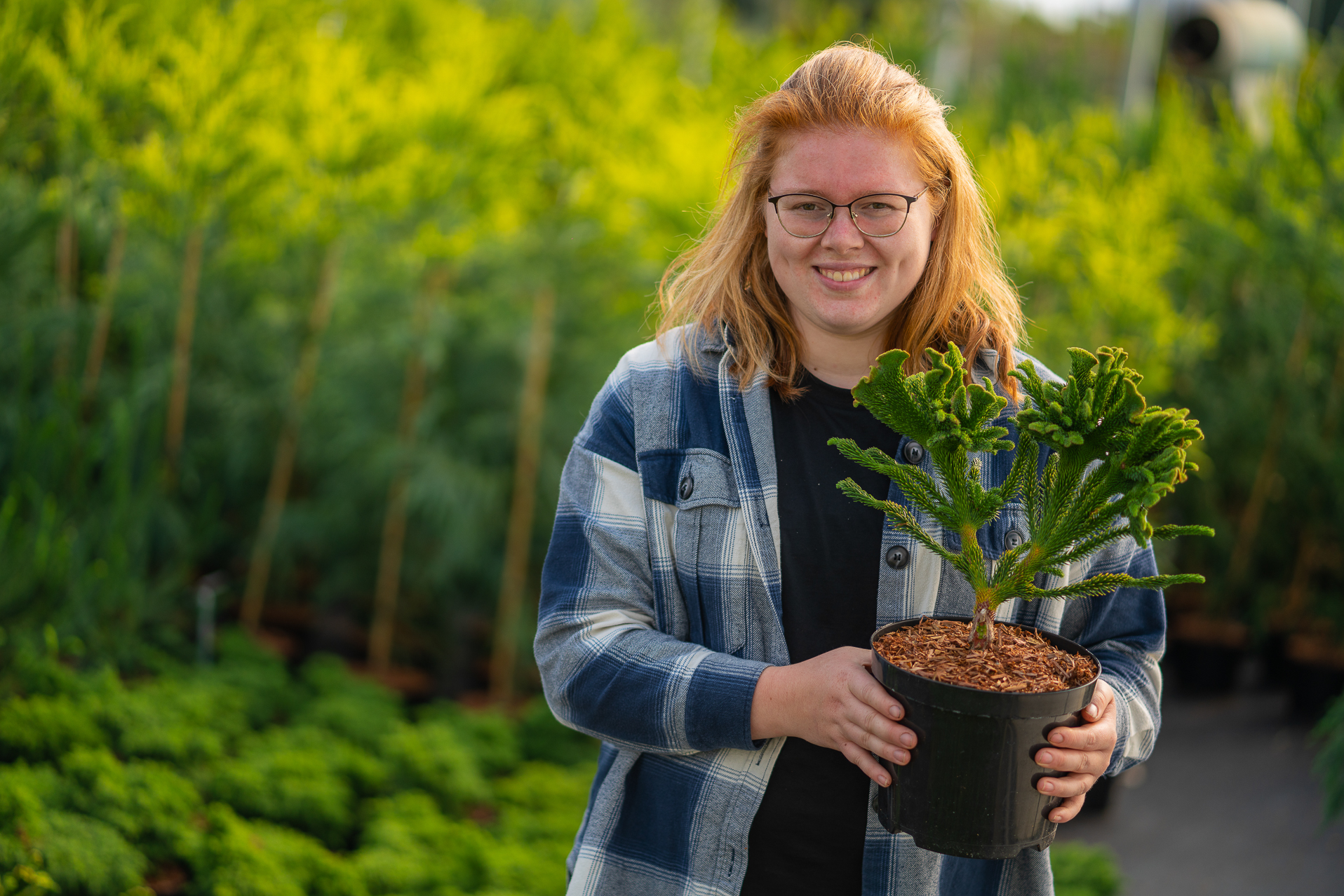 Meisje zittend op een bank voor kluisjes