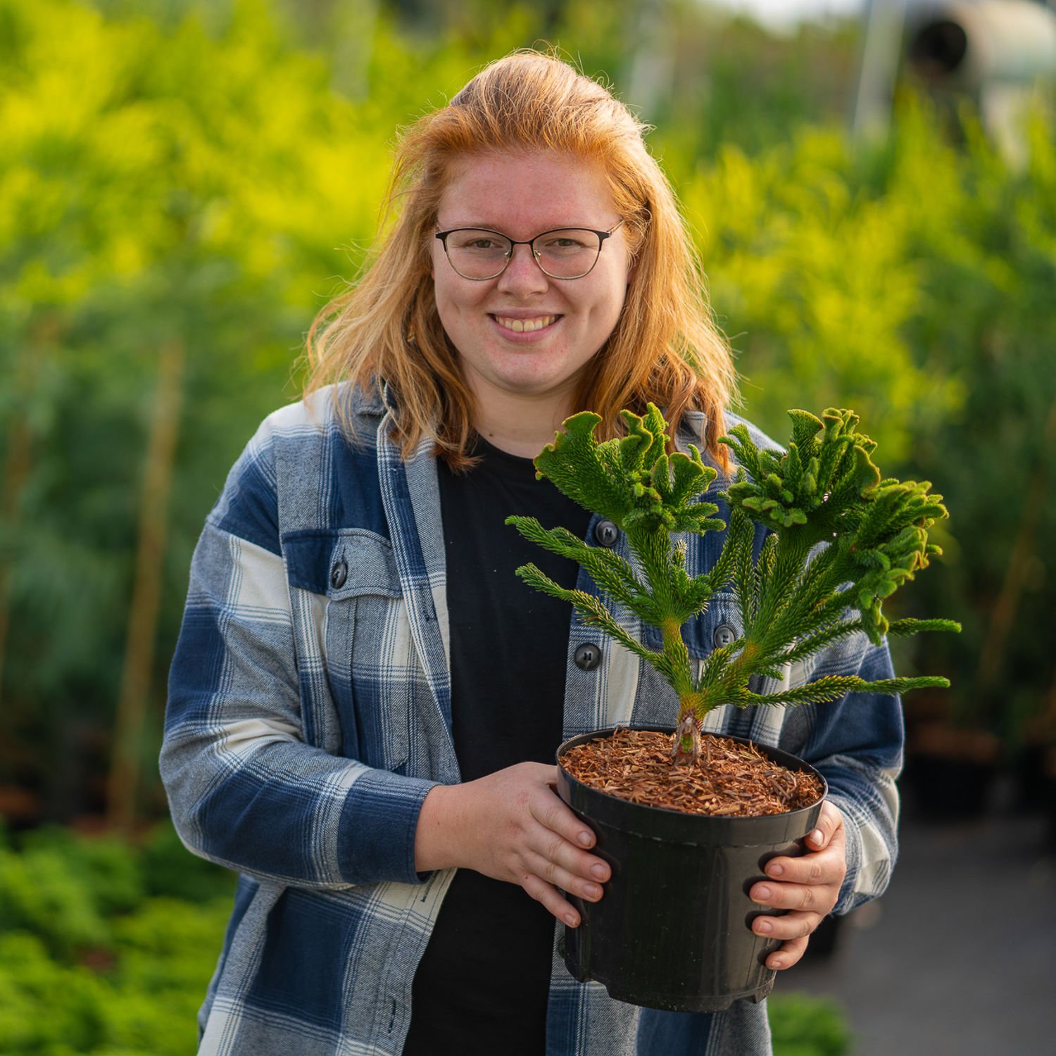 Meisje zittend op een bank voor kluisjes