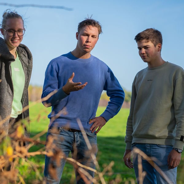 Meisje zittend op een bank voor kluisjes