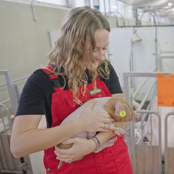Meisje zittend op een bank voor kluisjes