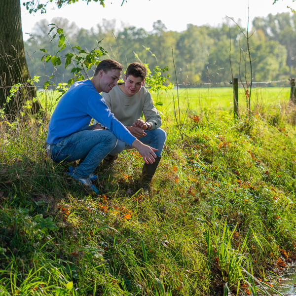 Een student rijdt lachend paard