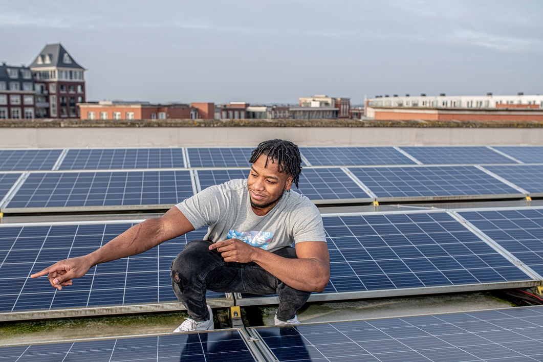 Meisje zittend op een bank voor kluisjes
