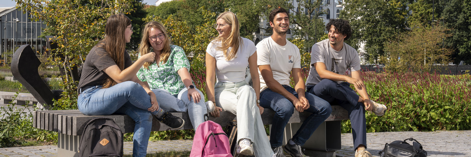 Een groep student zit buiten