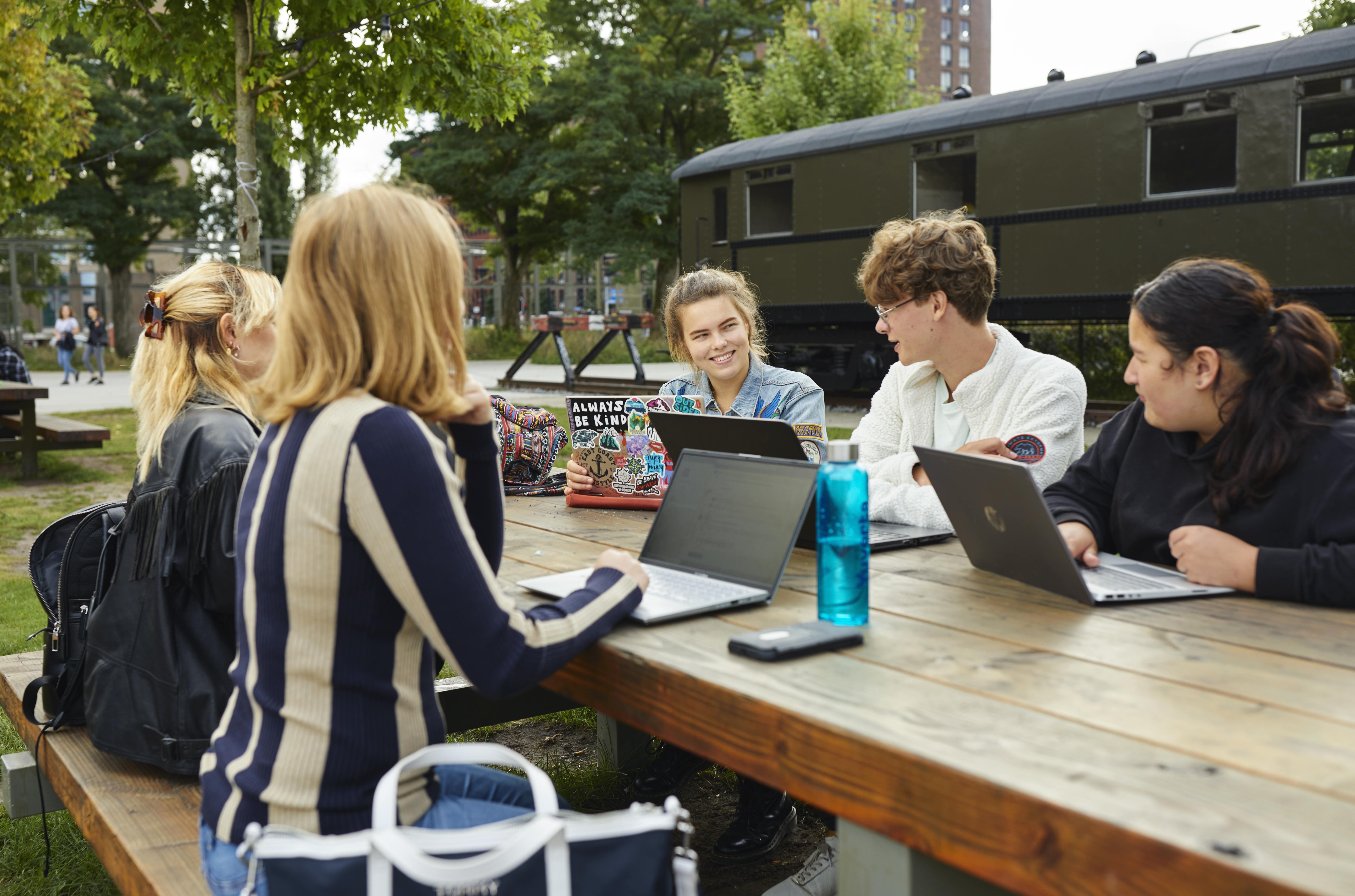 Een hovenier werkt aan een verticale tuin