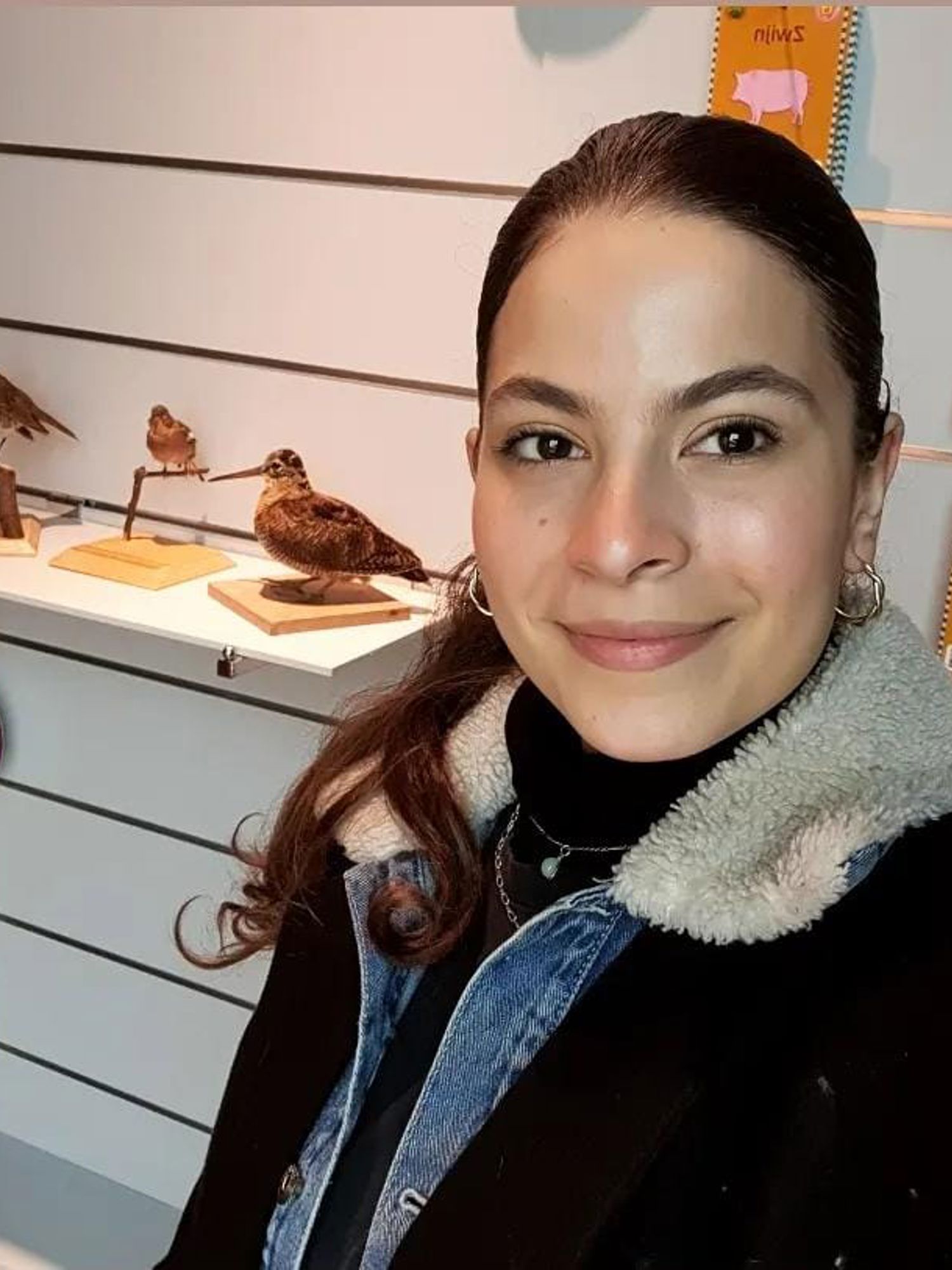 Meisje zittend op een bank voor kluisjes