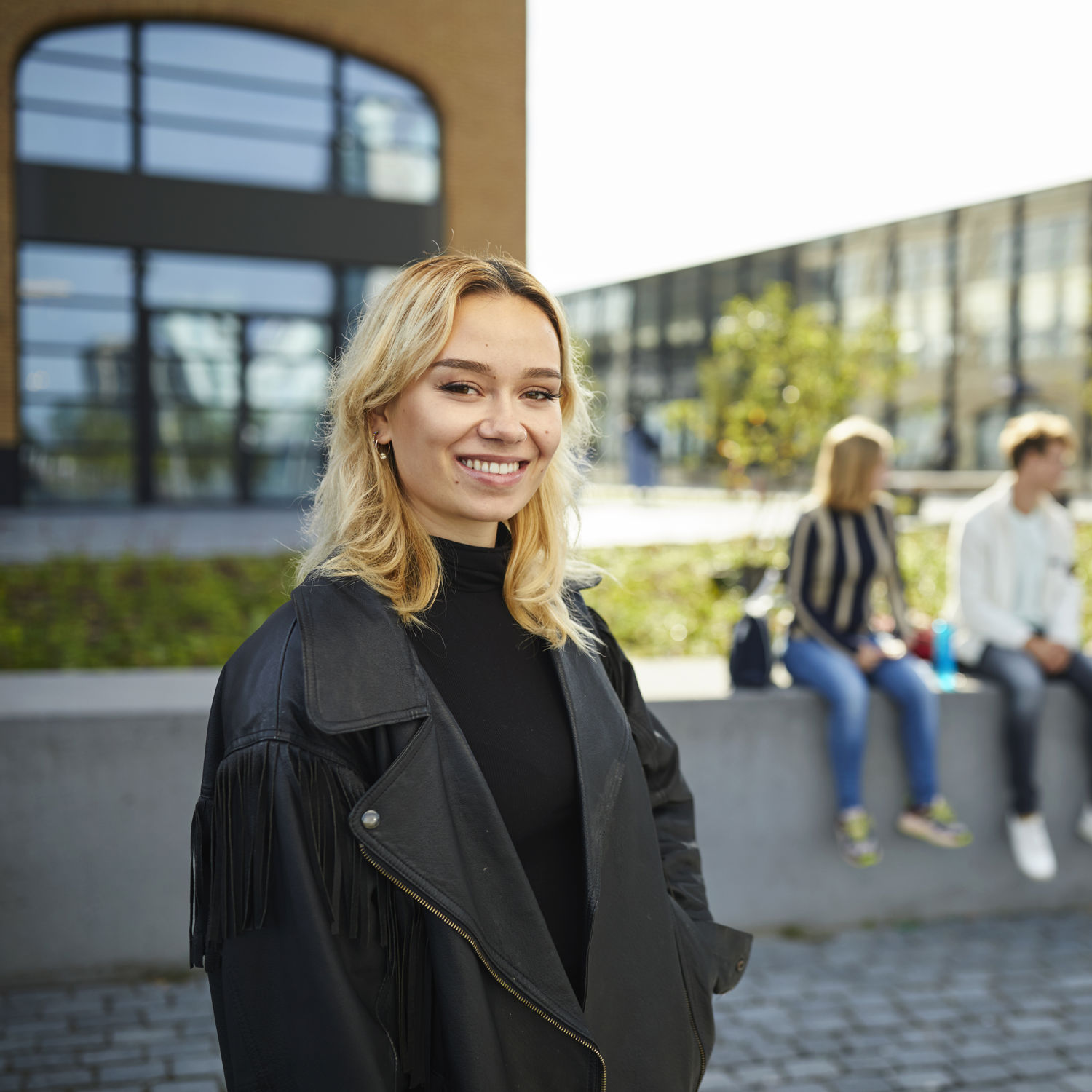 Meisje zittend op een bank voor kluisjes