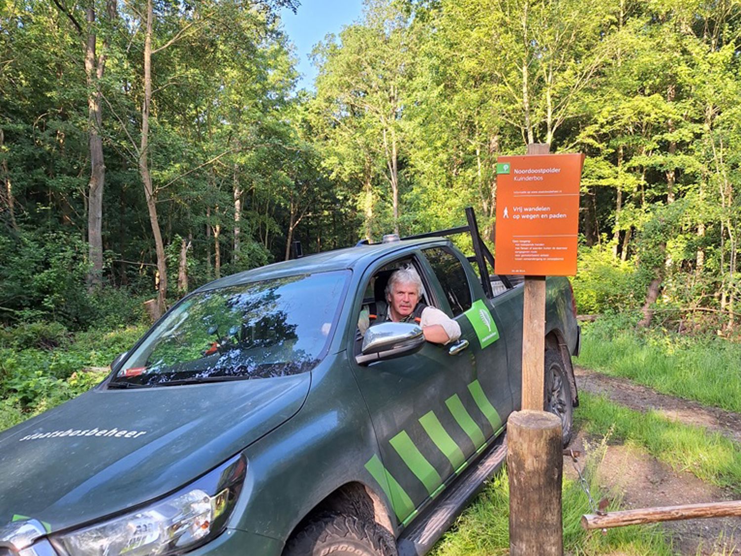 Meisje zittend op een bank voor kluisjes