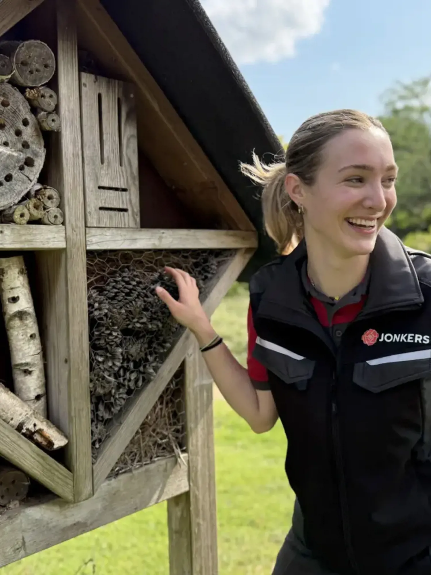 Meisje zittend op een bank voor kluisjes
