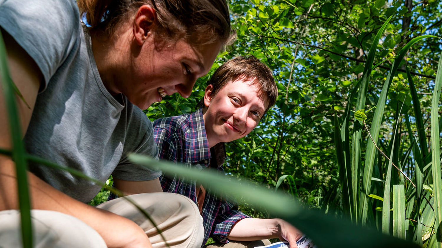 Docent leidt groep lachende studenten in klaslokaal
